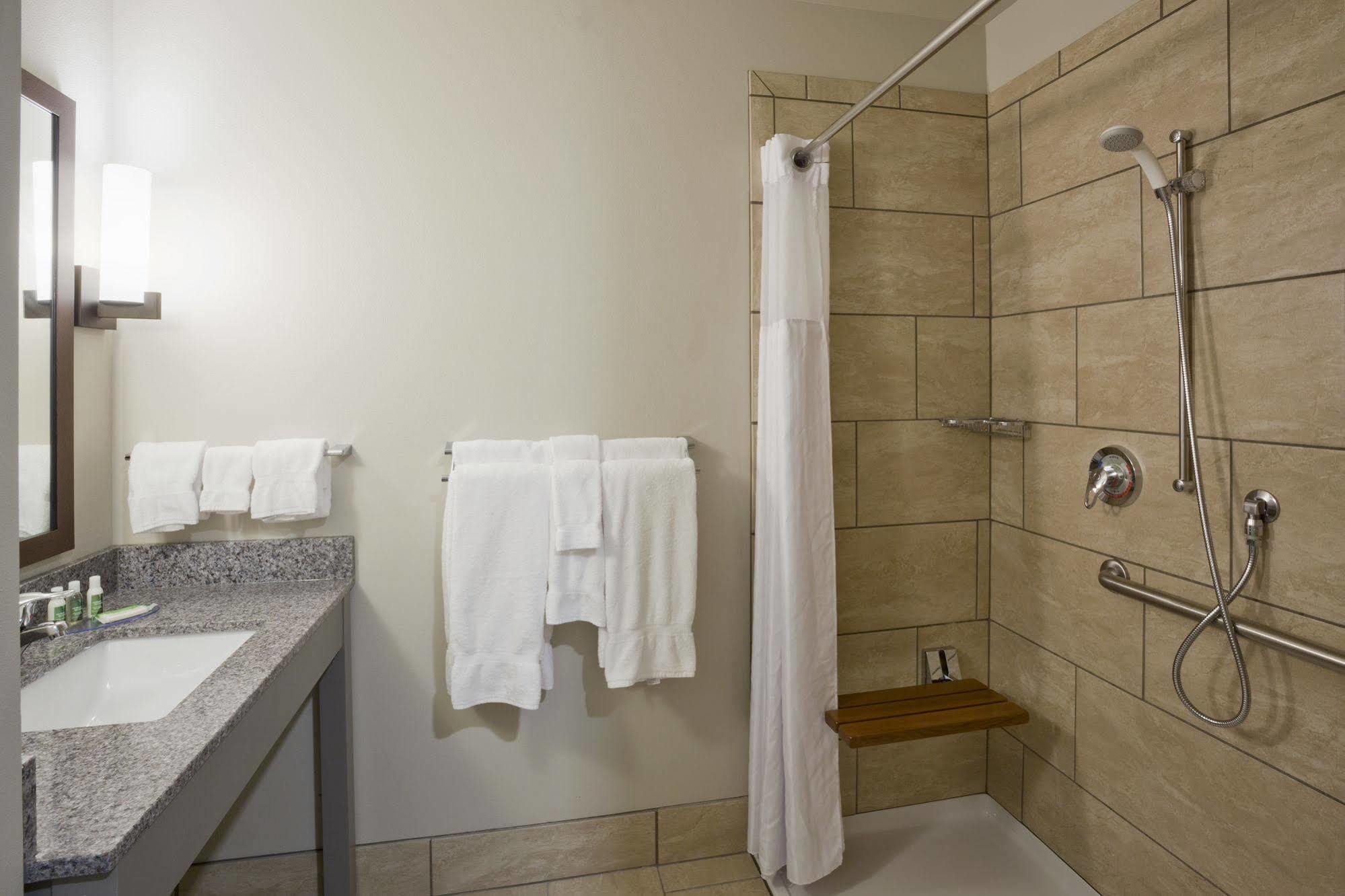 Grandstay Hotel & Suites Valley City Esterno foto